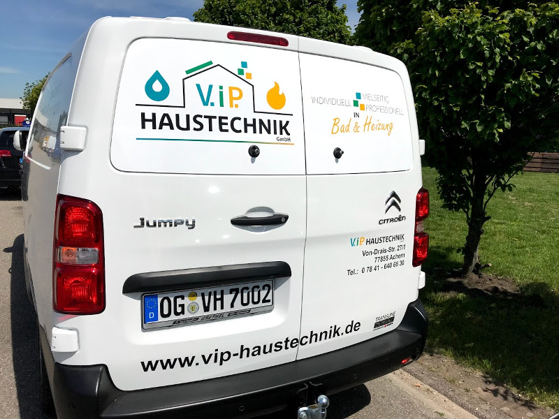 Ein weißer Citroën Jumpy Van mit der Aufschrift "V.i.P. HAUSTECHNIK" und den Logos für Bad und Heizung steht auf einer Straße.